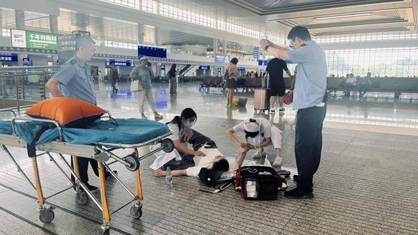 配资平台哪家正规 24分钟的应急救援！邵阳车站上演生命接力